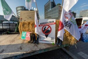 Lee más sobre el artículo Francia: maquinaria agrícola lanza bosta frente a edificios públicos