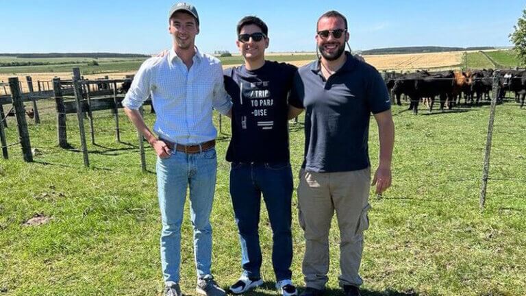 Lee más sobre el artículo Ganader IA equipada con drones e inteligencia artificial para pesar los vacunos