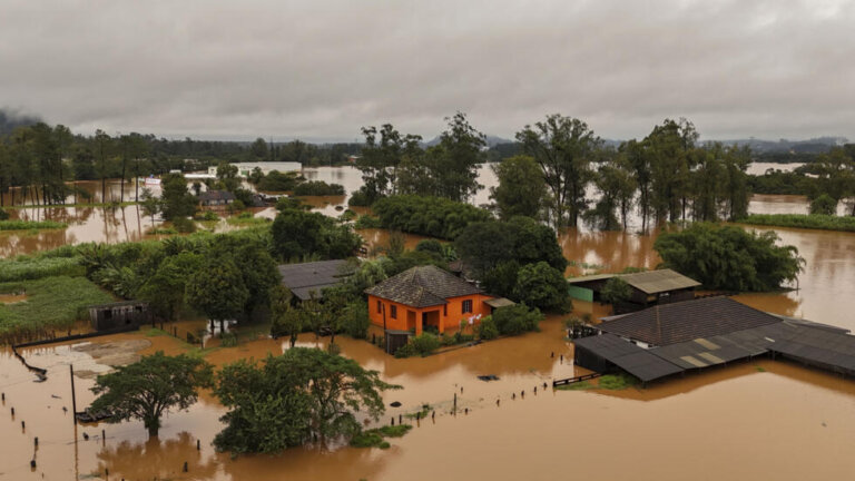 Lee más sobre el artículo Destrucción y caos por las inundaciones en el estado de río Grande del Sur