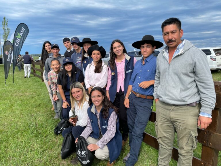 Lee más sobre el artículo El campo motiva a los jóvenes del Valentín y la escuela Agraria Departamental