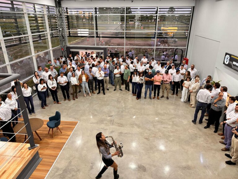 Lee más sobre el artículo Corte de cinta para el primer Smart Dealer New Holland de Uruguay
