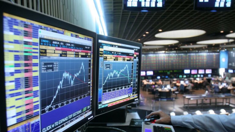 Lee más sobre el artículo El dólar trepó 15% en su primera jornada «libre» en Argentina
