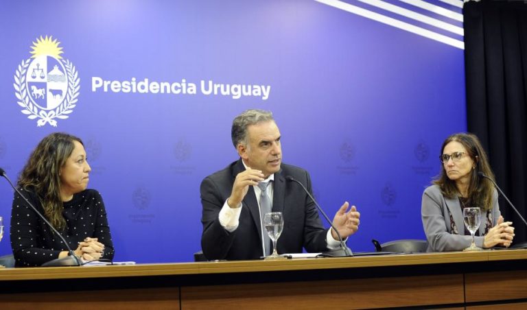 Lee más sobre el artículo El gobierno decidido a mantener el precio de los combustibles por el elevado déficit de Ancap