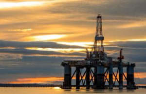 Lee más sobre el artículo El petróleo se desploma tras tensiones en Oriente Medio y sorpresiva calma en el estrecho de Ormuz