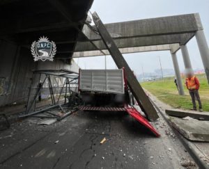 Lee más sobre el artículo Camión impacta puente en la Rambla y genera severos daños estructurales y desvíos de tránsito