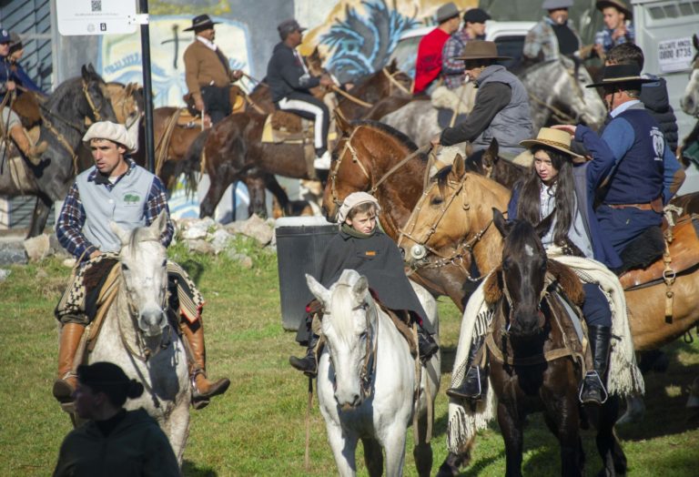 Lee más sobre el artículo Jinetes protagonizan desfile por los 195 años de la Jura de la Constitución
