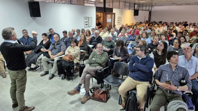 Lee más sobre el artículo Uruguay refuerza estrategia nacional contra la garrapata con apoyo de INIA y MGAP