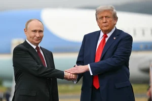 Lee más sobre el artículo Trump y Putin se reúnen en Alaska para abordar la guerra en Ucrania sin acuerdos concretos