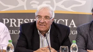 Lee más sobre el artículo Superproducción de leche en primavera enfrenta problemas gremiales y retrasos industriales