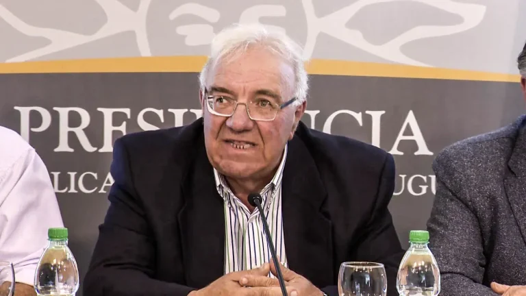 Lee más sobre el artículo Superproducción de leche en primavera enfrenta problemas gremiales y retrasos industriales