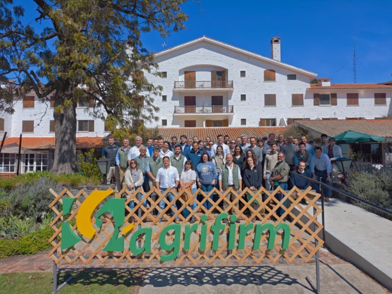 Lee más sobre el artículo Agrifirm reunió a productores en Nueva Helvecia con la visión del experto canadiense Trevor Debries