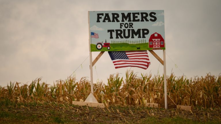 Lee más sobre el artículo Trump prepara rescate millonario para agricultores afectados por guerra comercial con China