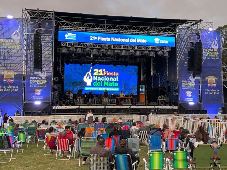 Lee más sobre el artículo Arrancó la 21ª Fiesta Nacional del Mate: San José se viste de tradición con jineteadas nocturnas y Soledad en el escenario
