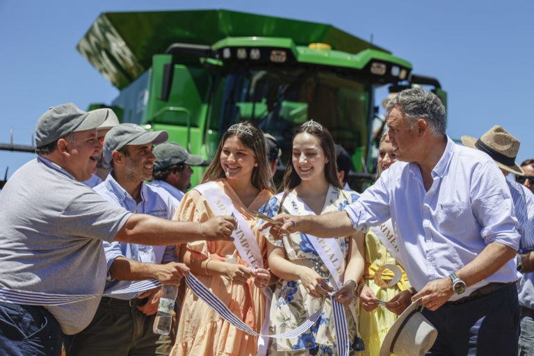 Lee más sobre el artículo El presidente  Orsi encabezó la inauguración oficial de la cosecha de cebada en Ombúes de Lavalle