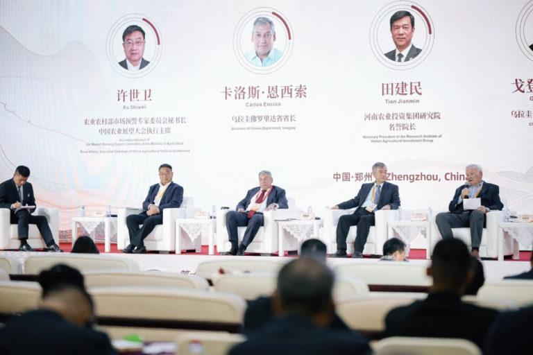 Lee más sobre el artículo El Intendente Enciso impulsa inversiones Chinas en Florida en la industria láctea y frigorífica