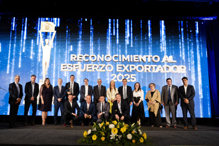 Lee más sobre el artículo BROU y UEU premiaron a los gigantes de la economía