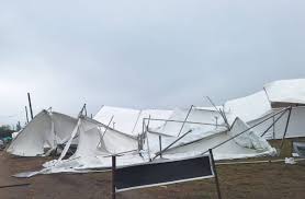 Lee más sobre el artículo Rachas de 92 km/h causan daños en la víspera de la inauguración de Expoactiva