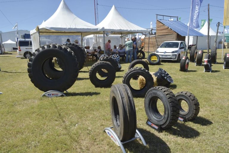Lee más sobre el artículo Componentes & Accesorios marca presencia en Expoactiva y Melilla con su innovadora línea de neumáticos