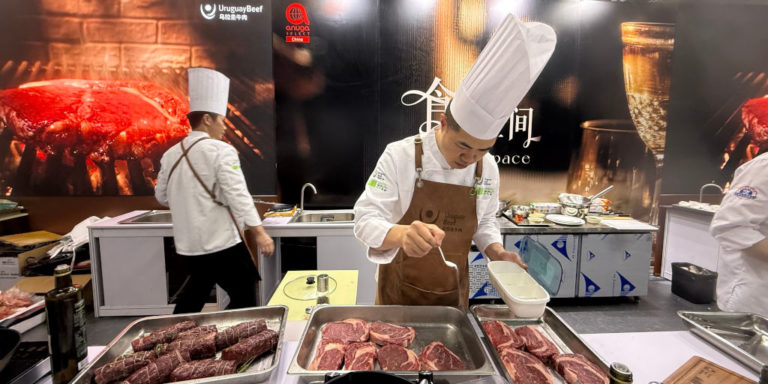 Lee más sobre el artículo Uruguay Beef destaca en el «Foodie Space» de ANUGA CHINA con una demostración gastronómica de alto nivel