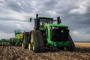 Lee más sobre el artículo Presentan el nuevo John Deere 9RX 830, un hito en tecnología y productividad para el agro