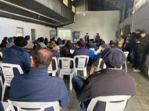 Lee más sobre el artículo Microsules presenta en Paysandú un revolucionario test rápido contra la garrapata junto a experto internacional