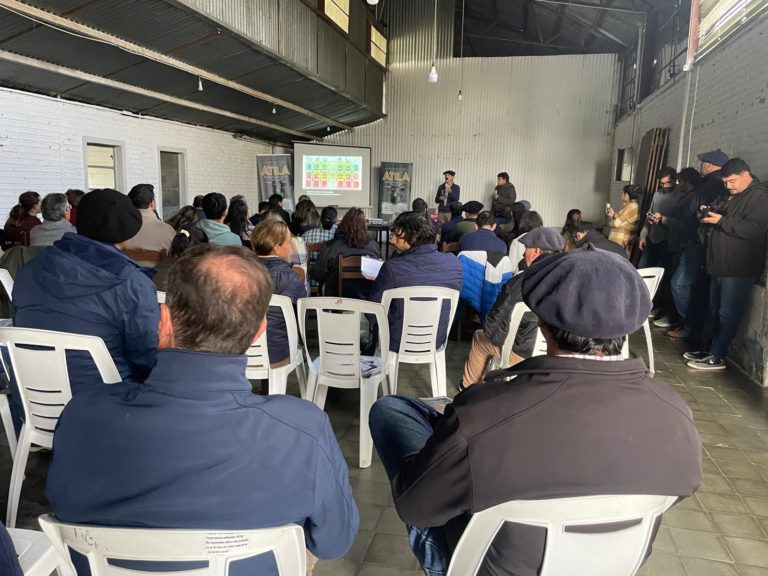 Lee más sobre el artículo Microsules presenta en Paysandú un revolucionario test rápido contra la garrapata junto a experto internacional