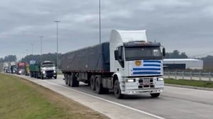 Lee más sobre el artículo Transportistas de carga levantan las medidas de fuerza tras reunión clave con el presidente Orsi