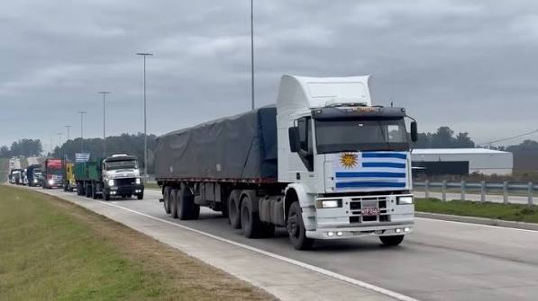 Lee más sobre el artículo Transportistas de carga levantan las medidas de fuerza tras reunión clave con el presidente Orsi