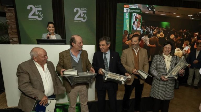 Lee más sobre el artículo Radio Rural entrega distinción a directivos de Plaza Rural en su 25° aniversario