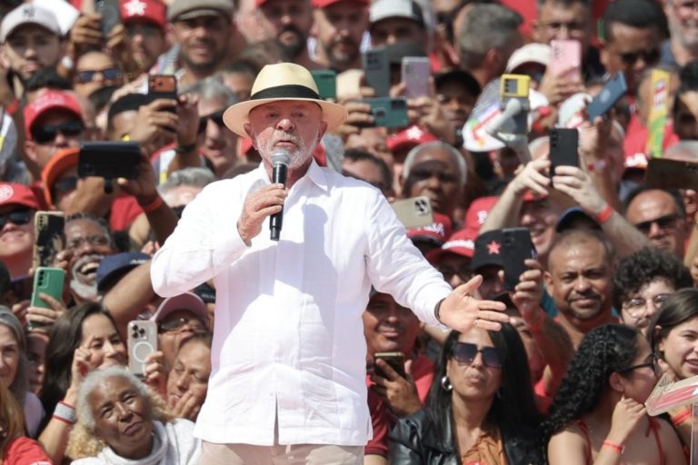 Lee más sobre el artículo Lula da Silva arranca su última campaña presidencial en un reñido duelo contra Flávio Bolsonaro