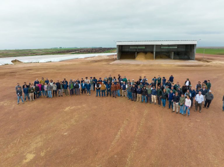Lee más sobre el artículo Los «secretos» del corral: Zachary Smith lideró los talleres sobre alimentación y eficiencia en jornada de Agrifirm