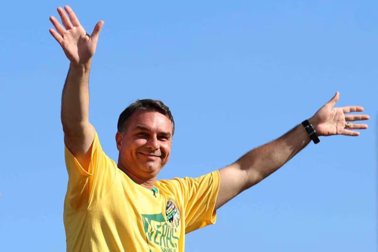 Lee más sobre el artículo Flávio Bolsonaro lidera la primera vuelta en Brasil y los mercados reaccionan con fuertes subas